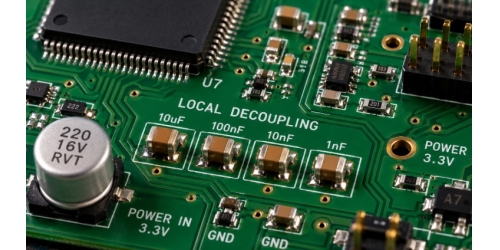 1µF और 4.7µF MLCCs स्थानीय पावर फ़िल्टरिंग और सिग्नल डिकप्लिंग के लिए
